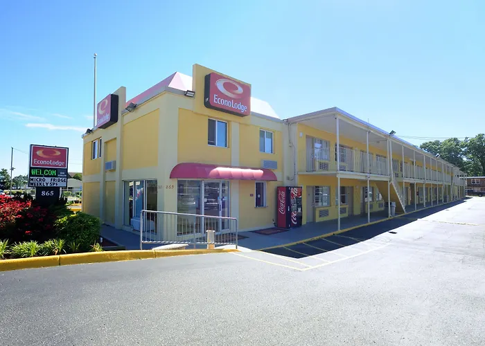 Econo Lodge At Military Circle