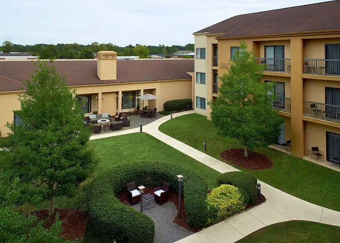 Courtyard By Marriott Fayetteville