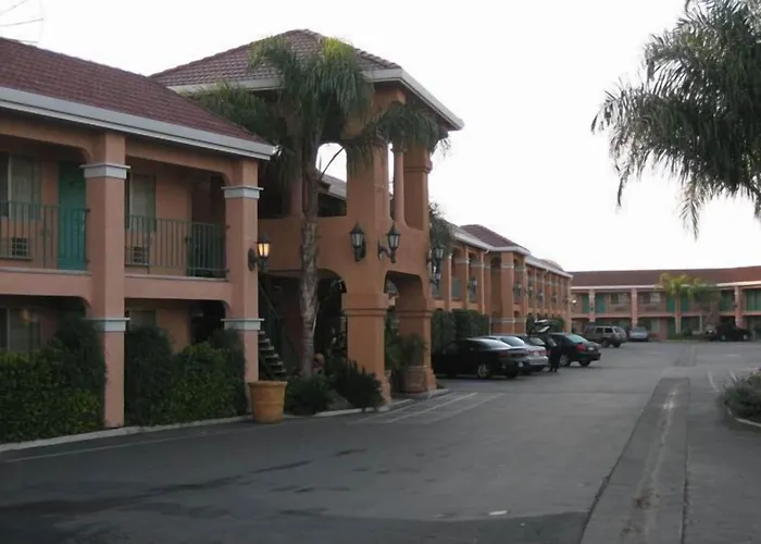 Merced Inn & Suites