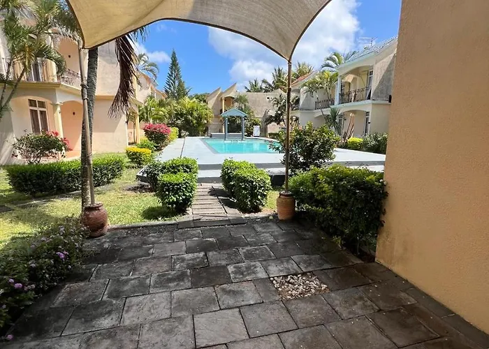 Cosy Home Mt Choisy 5 Mins Walk To The Beach!