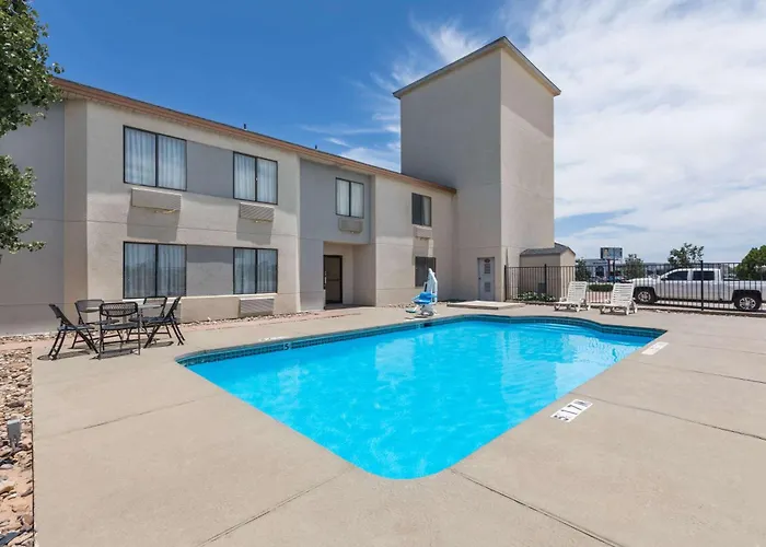 Super 8 By Wyndham Midland Motel