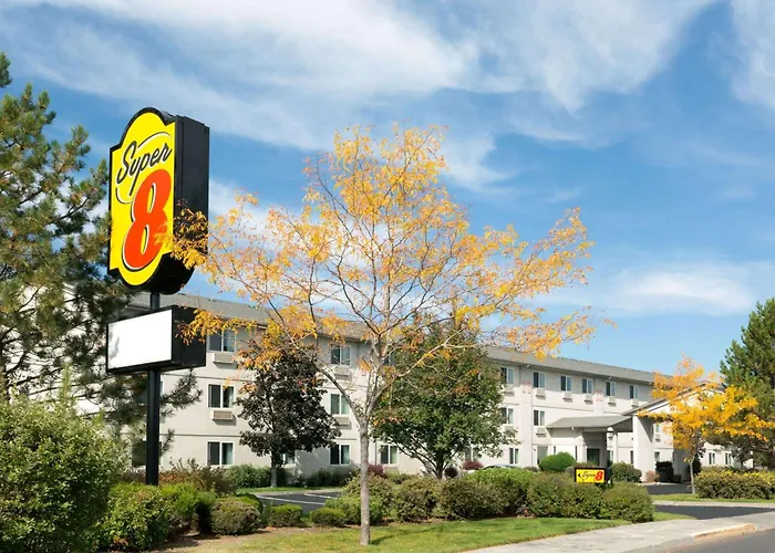 Super 8 By Wyndham Redmond