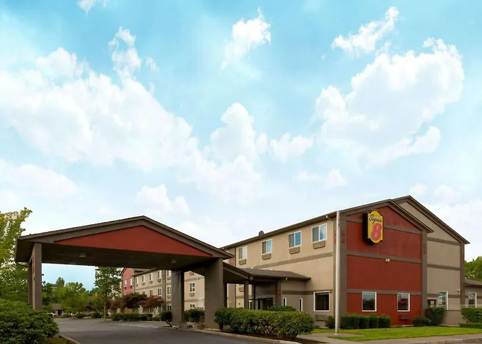 Super 8 By Wyndham Woodburn