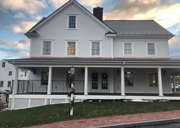 Publick House Historic Inn And Country Motor Lodge