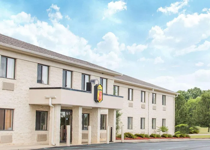 Super 8 By Wyndham Bedford Hotel