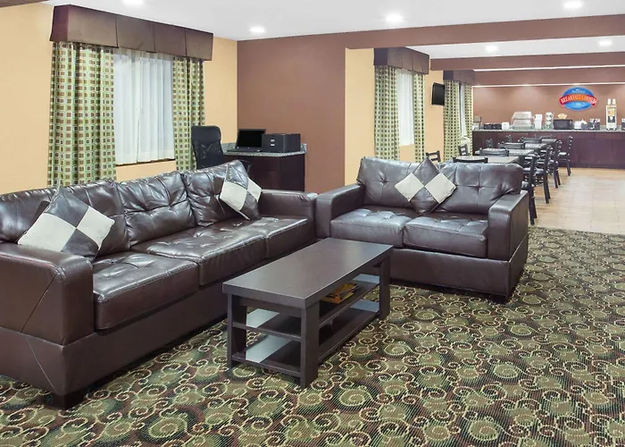 Baymont By Wyndham Holland Hotel