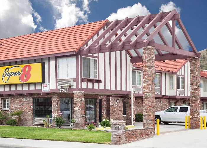 Super 8 By Wyndham Santa Clarita/Valencia Motel