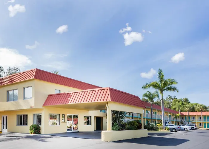 Super 8 By Wyndham Sarasota Near Siesta Key Motel