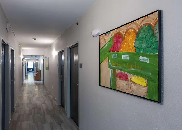 Rodeway Inn & Suites Near Outlet Mall - Asheville