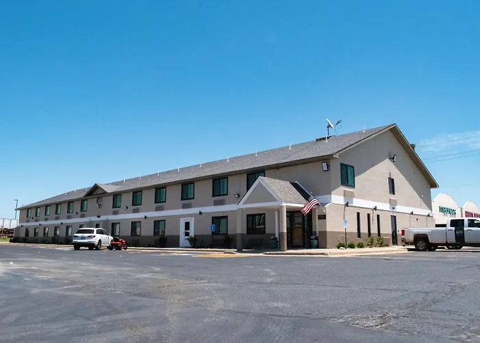 Super 8 By Wyndham Pratt Hotel