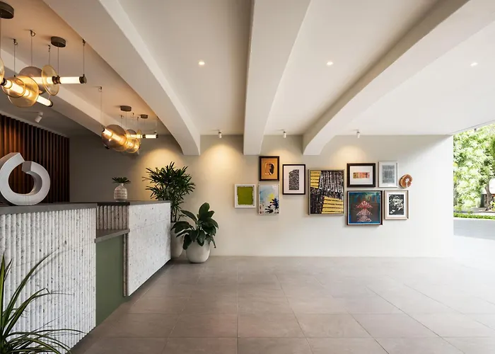 The Ambassador Hotel Of Waikiki, Tapestry Collection By Hilton Honolulu