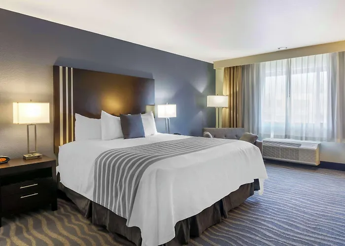 Best Western Plus Edmonds Harbor Inn