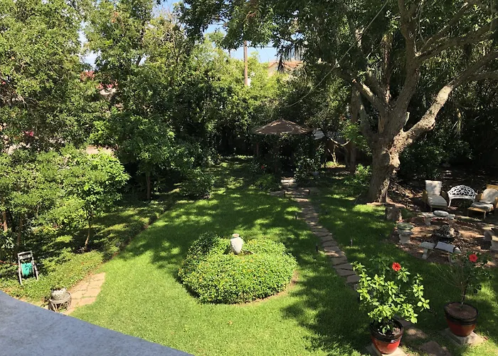 Avenue O Bed And Breakfast