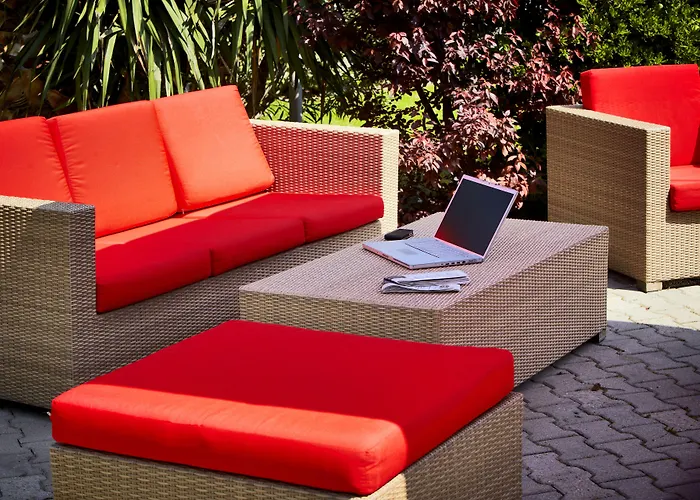 Brit Hotel Confort Nîmes Ouest - A9 sortie 25 - Pdj dès 5h30 - Parking PV - Terrasse&jardin - Pet friendly - Séminaire - Accueil groupe