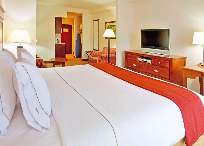 Holiday Inn Express & Suites Dyersburg By Ihg