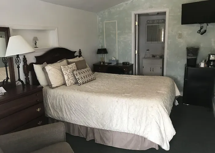 Longhouse Lodge Motel