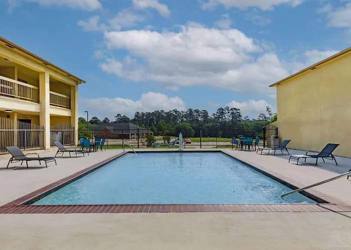 Days Inn & Suites By Wyndham Huntsville