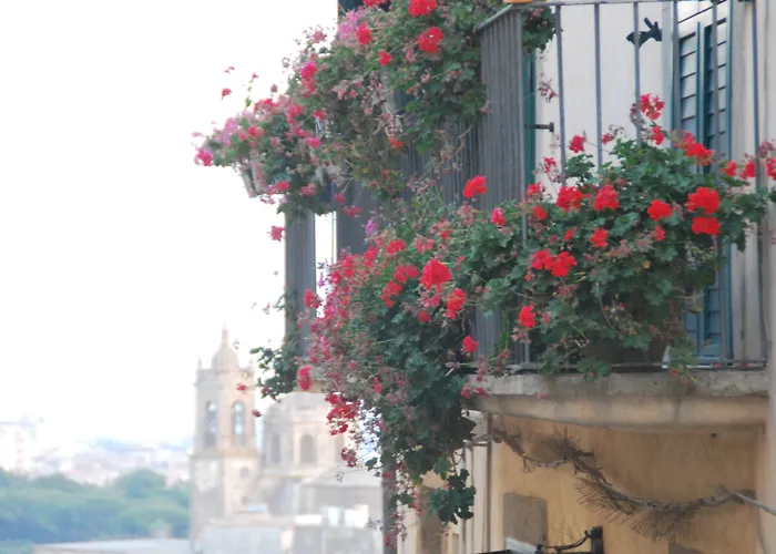 Casa tipica siciliana patronale home BedandBreakfast TreMetriSoprailCielo Camere con vista, colazione interna in terrazzo panoramico Caltagirone