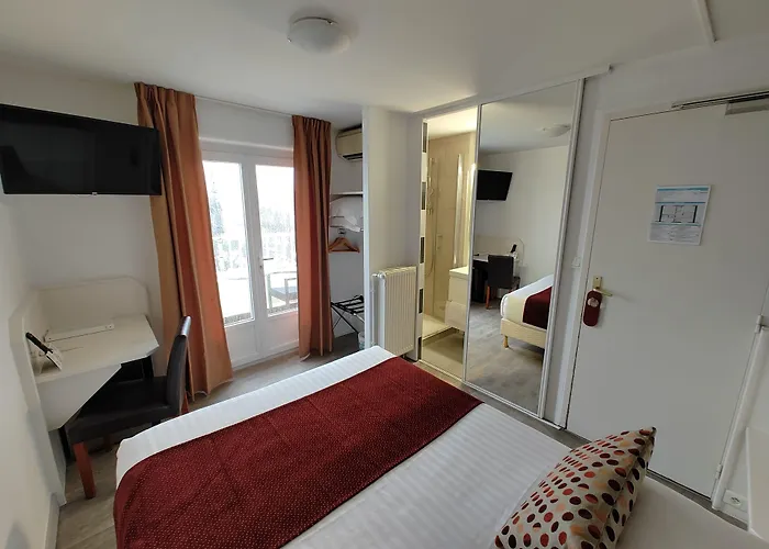 Logis Hôtel Les Bleuets Royan