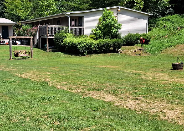 Blue Sky Inn: Pet-Friendly Oasis with Renovated Rooms Blue Ridge