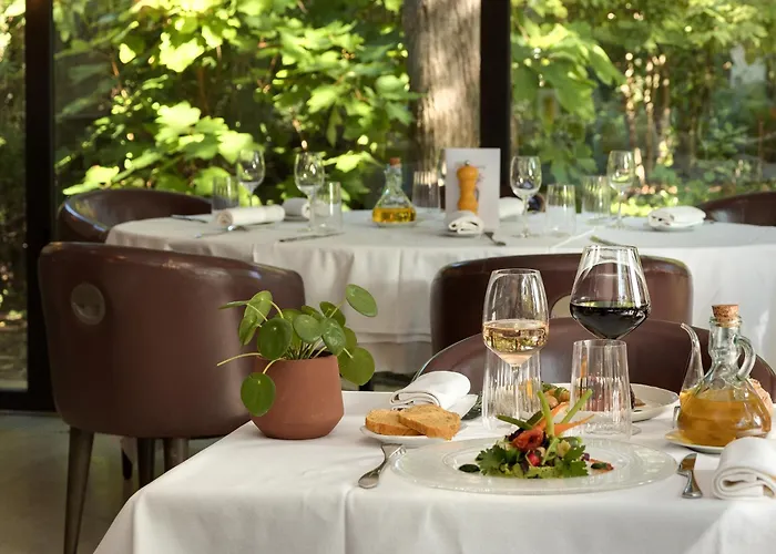 Cazaudehore, maison forestière de charme, restaurant gastronomique, terrasse ombragée et jardin Saint-Germain-en-Laye
