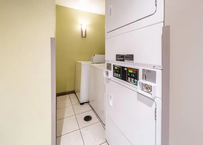 Days Inn & Suites By Wyndham Fort Myers Near Jetblue Park