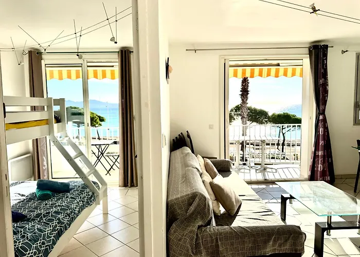 T3 sur la plage vue féerique mer,wifi, parking inclus , clim La Ciotat