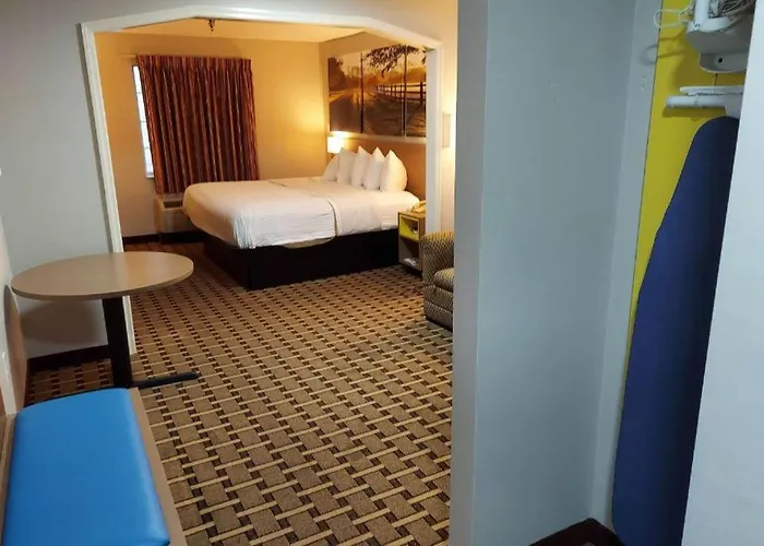 Days Inn & Suites By Wyndham Huntsville