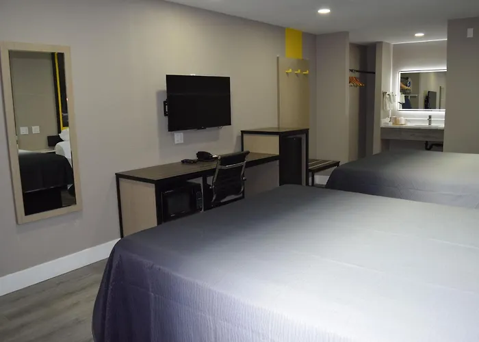 Super 8 By Wyndham Visalia Hotel