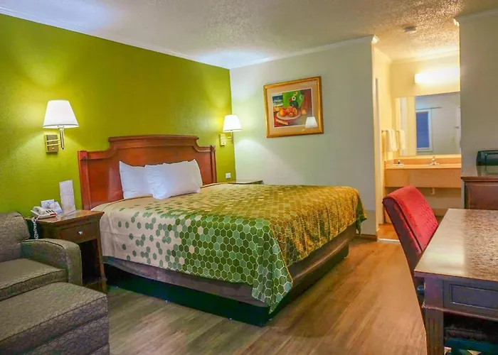 Rodeway Inn & Suites Fort Jackson
