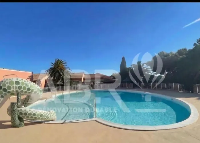 A Barcarès l 'été s'installe sous les pins en bord de lac marin et à 800m de la plage joli mas de pêcheurs charmant confortable rénové 8 couchages possibles Le Barcarès