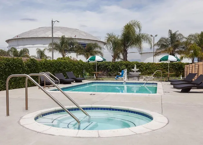 Days Inn & Suites By Wyndham South Gate
