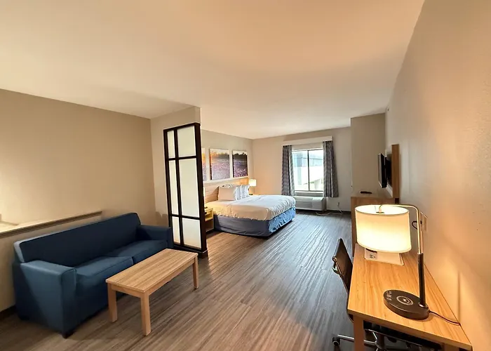 Days Inn & Suites By Wyndham Houston / West Energy Corridor Mission Bend
