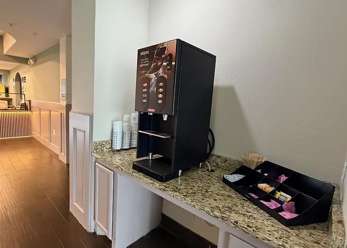 Days Inn & Suites By Wyndham Houston / West Energy Corridor Mission Bend