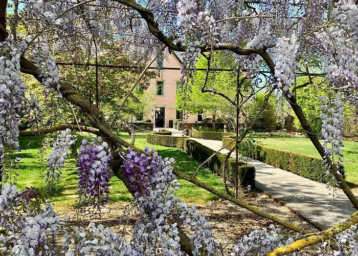 HÔTEL LA FERME DE BOURRAN - RODEZ - parking privé avec bornes pour voitures électriques