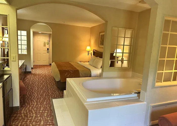 Rodeway Inn & Suites Cherokee On The River