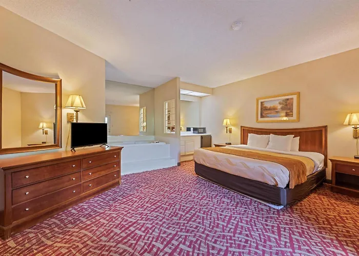 Rodeway Inn & Suites Cherokee On The River