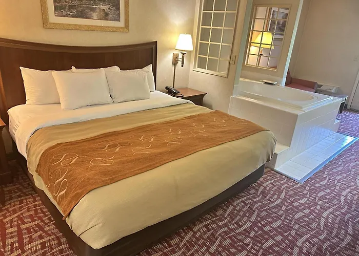 Rodeway Inn & Suites Cherokee On The River