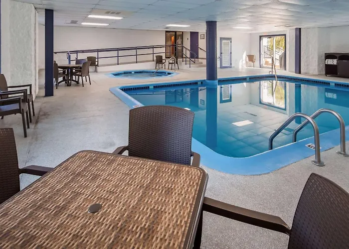 Charlevoix Inn & Suites Surestay Collection By Best Western
