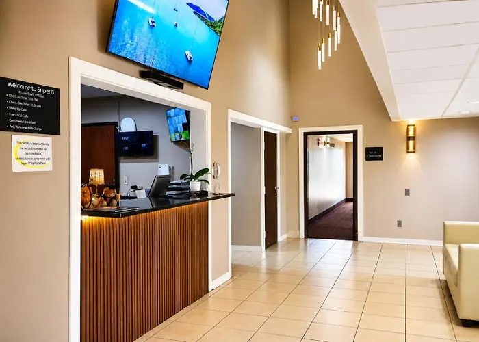 Super 8 By Wyndham Champaign Motel