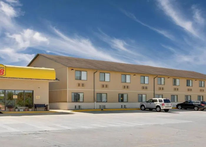 Super 8 By Wyndham Macomb Motel