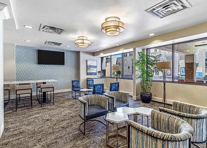 Doubletree By Hilton Milwaukee Downtown Hotel