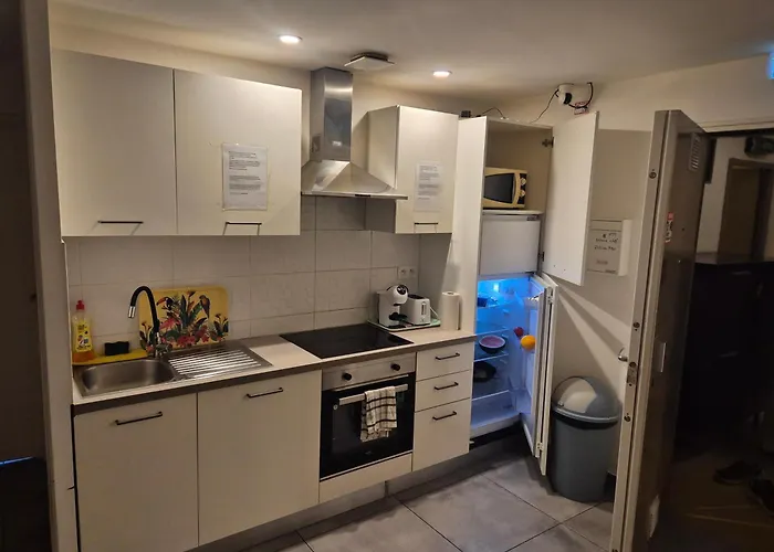 Seaside Haven: Private Room with Ocean View and Convenient Transport Links Nice