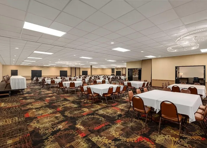 Ramada By Wyndham Grand Forks Hotel