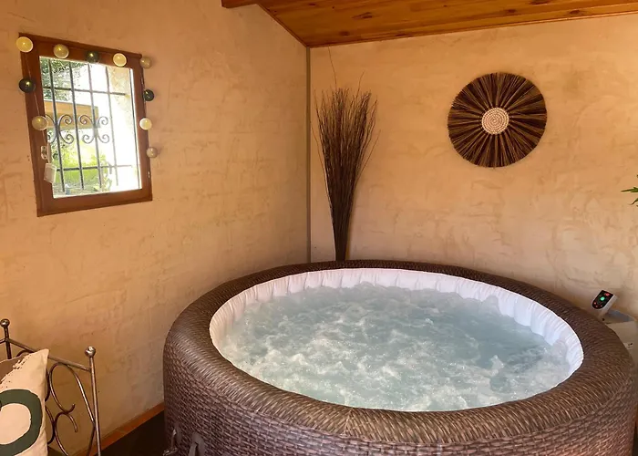 La Chambre Haute, Son Spa Et Son Jardin A Nimes