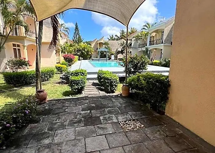 Cosy Home Mt Choisy 5 Mins Walk To The Beach!