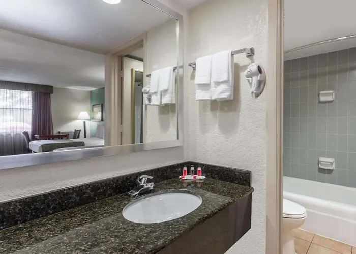 Baymont By Wyndham Sarasota