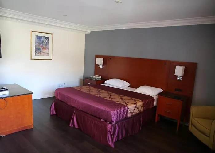Chateau Inn & Suites