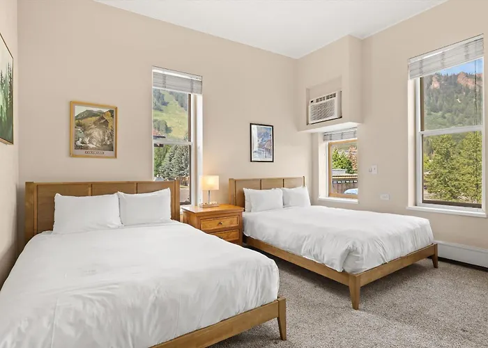 Independence Square 213, Spacious Hotel Room With 2 Queen Beds, Wet Bar, And Sitting Area Aspen