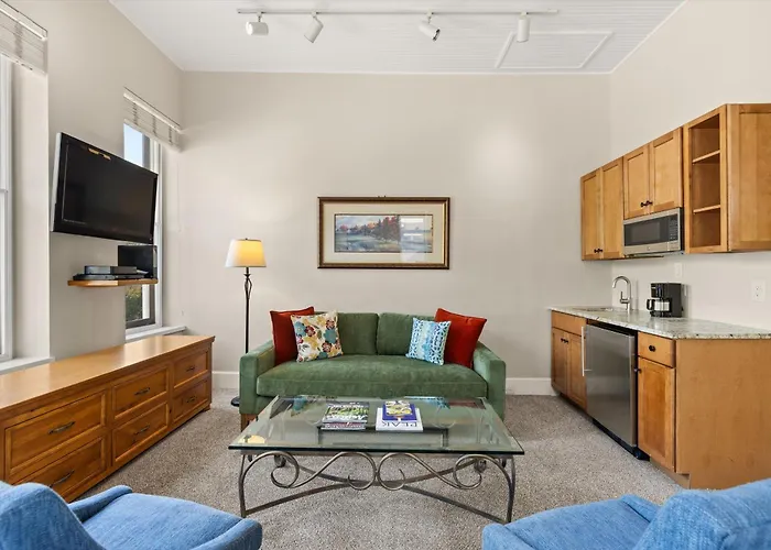 Independence Square 213, Spacious Hotel Room With 2 Queen Beds, Wet Bar, And Sitting Area Aspen